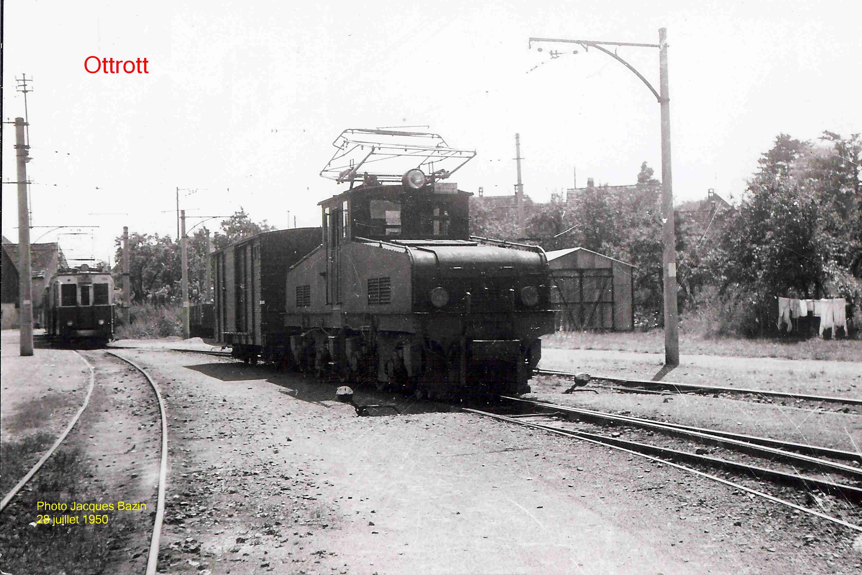 Le tracteur n° V et un wagon cotoient l'automotrice n° 504.